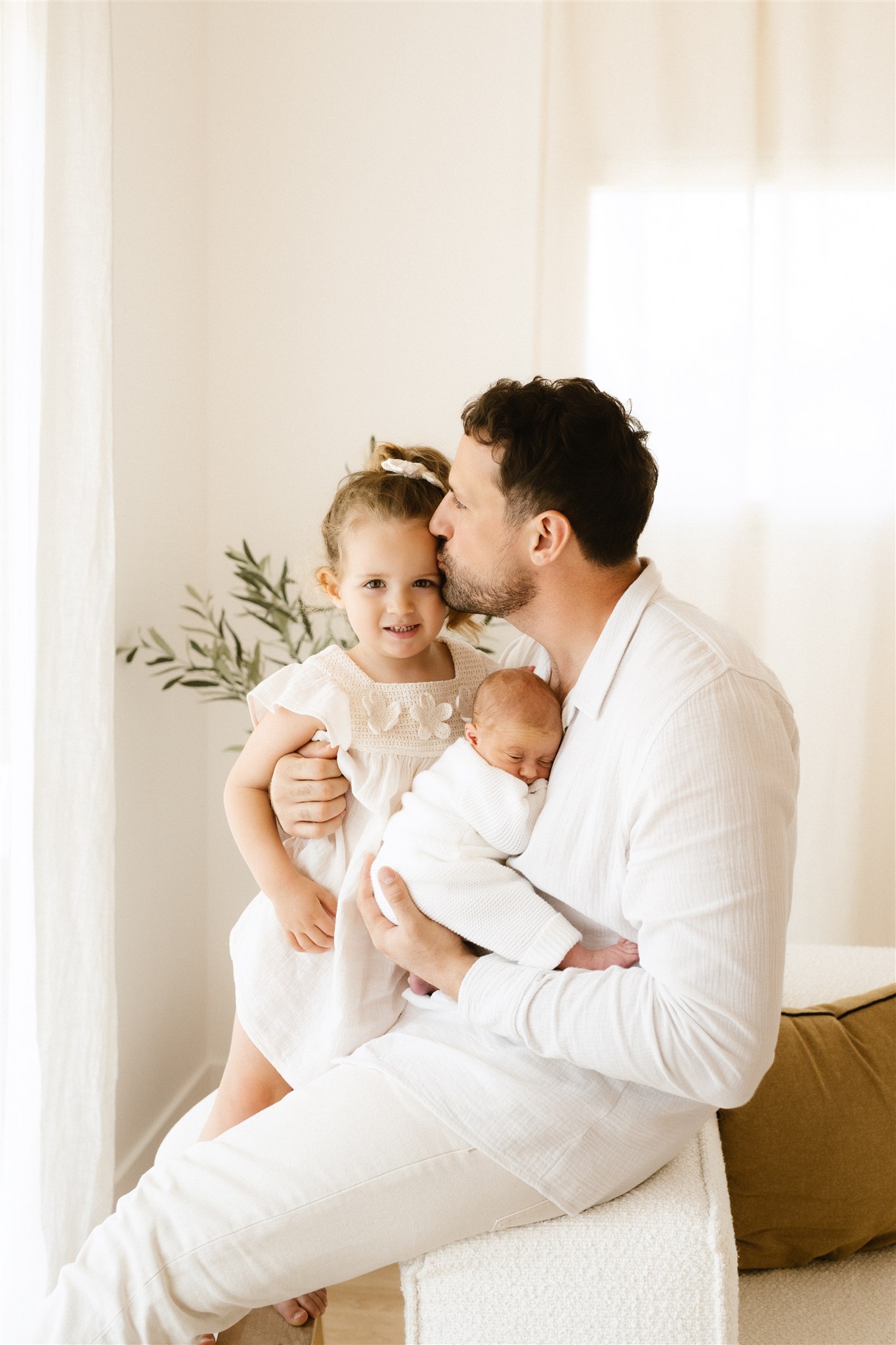 Papa avec sa grande fille et le bébé Léonie
