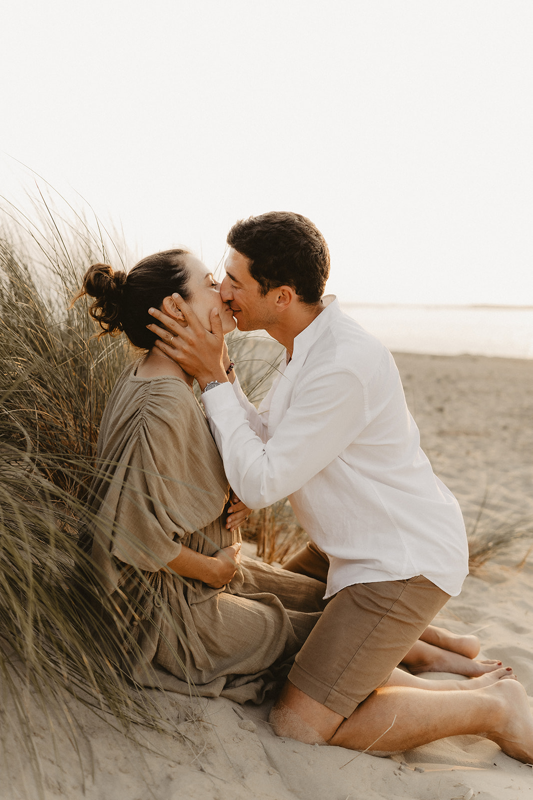 Regard tendre du papa vers sa compagne enceinte