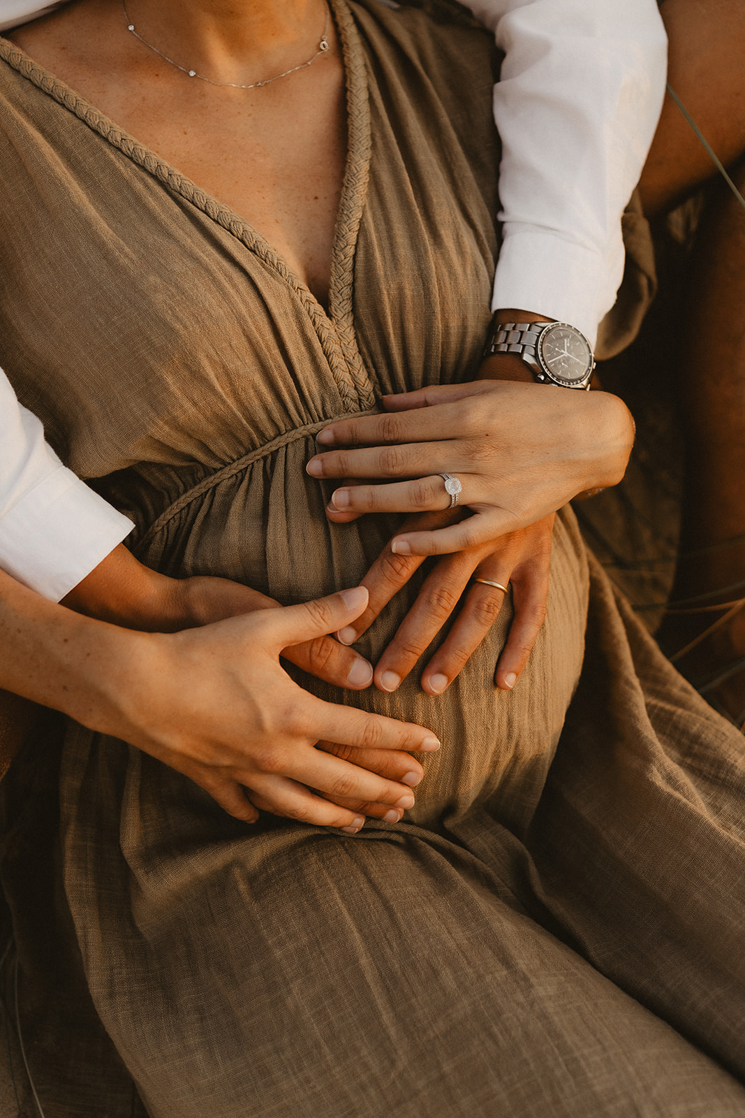 Femme enceinte marchant pieds nus sur le sable du Bassin