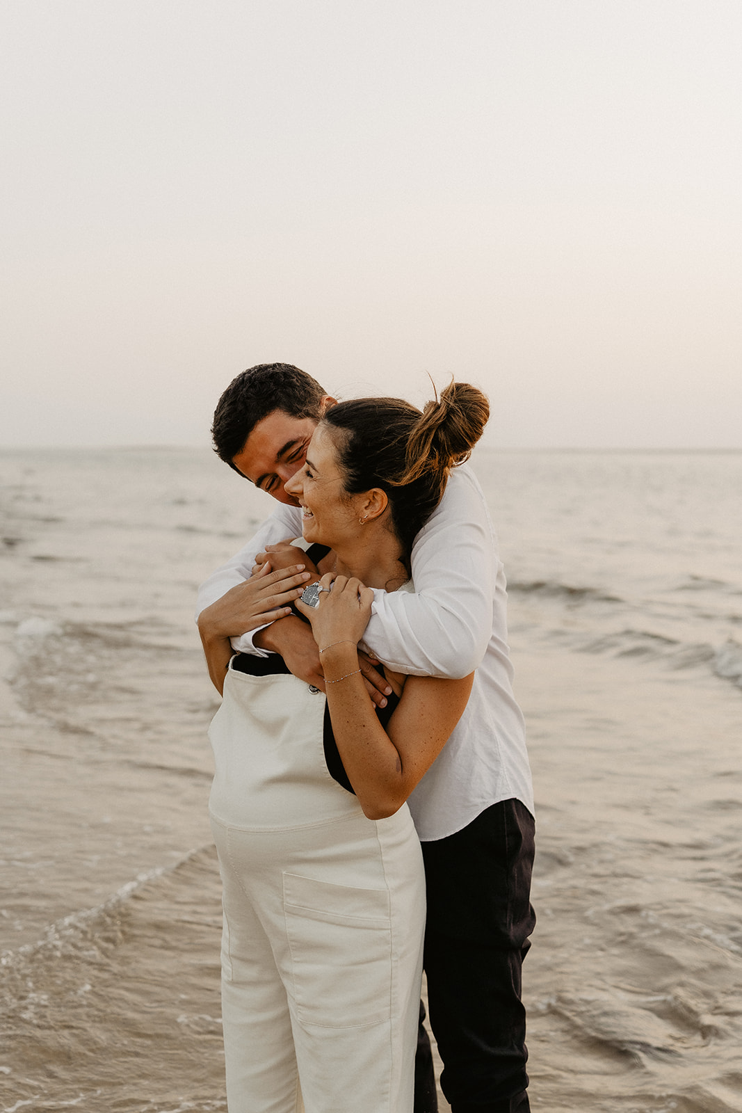 Balade en couple sur un sentier boisé pendant la grossesse