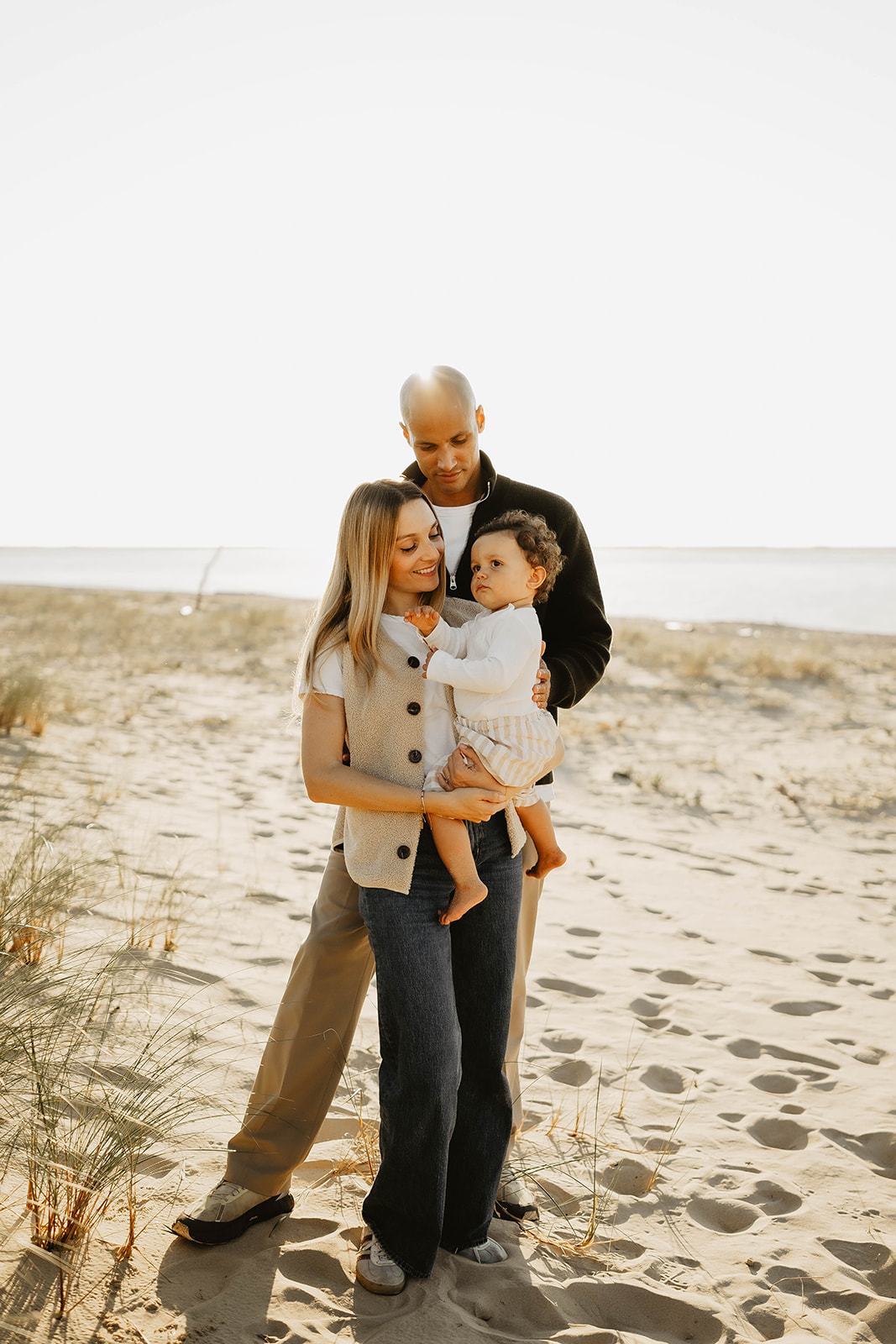 Famille coordonnée en tenues neutres