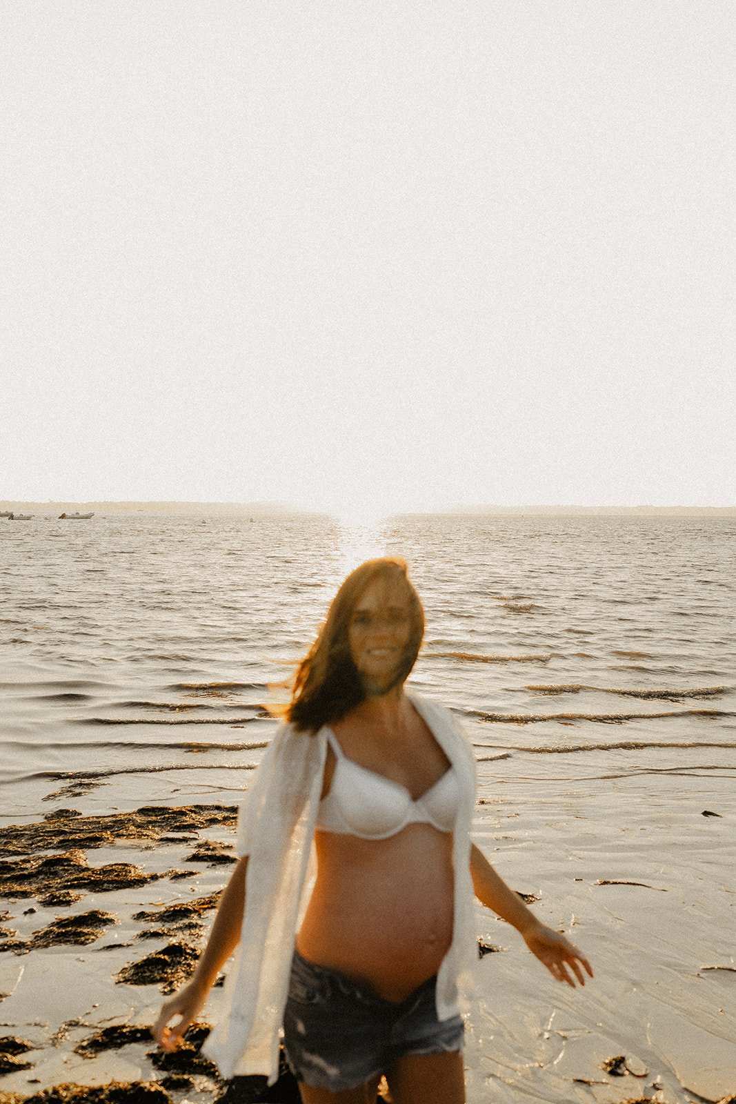 Rire complice entre futurs parents pendant leur séance photo