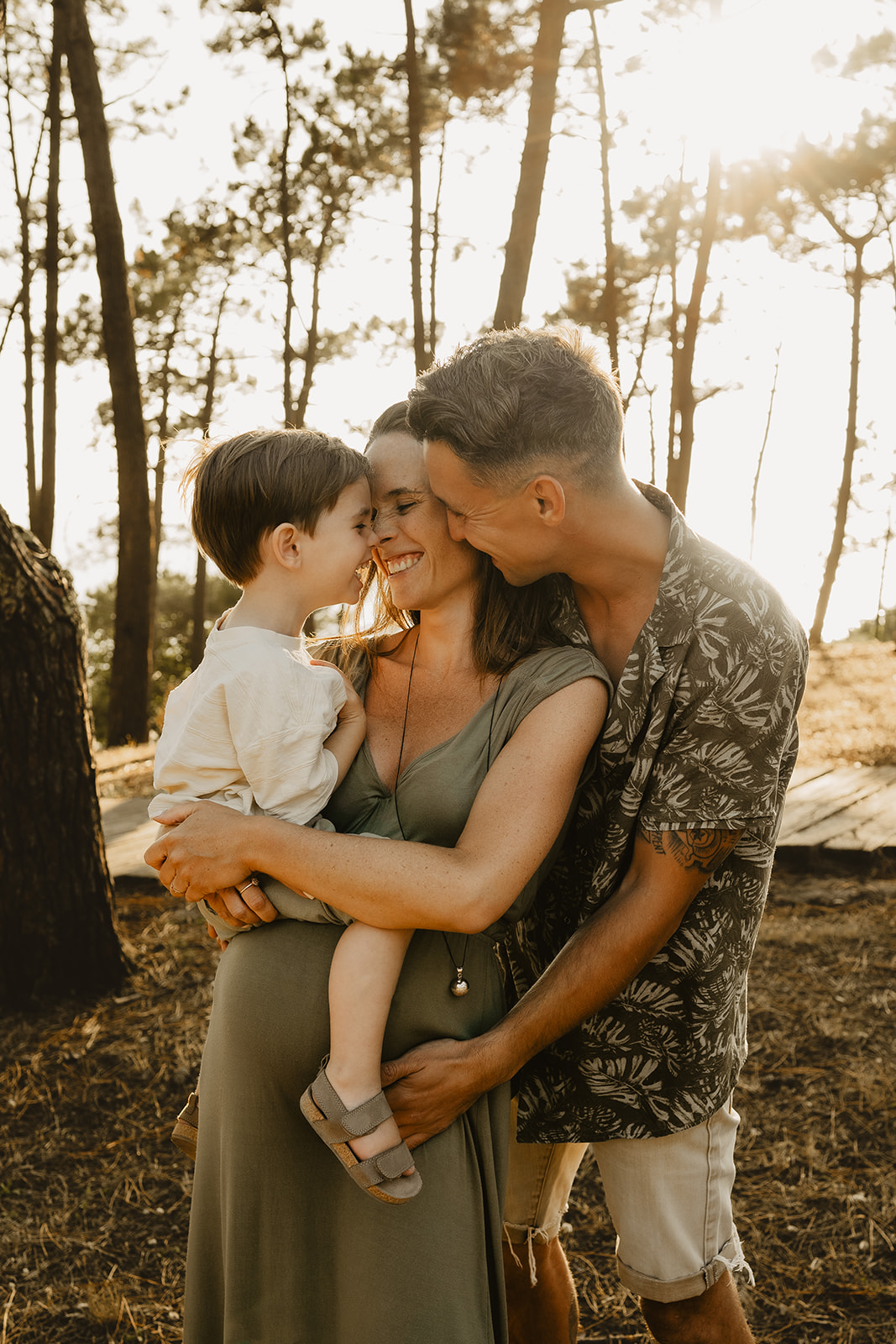 Portrait intimiste de grossesse en lumière naturelle au studio