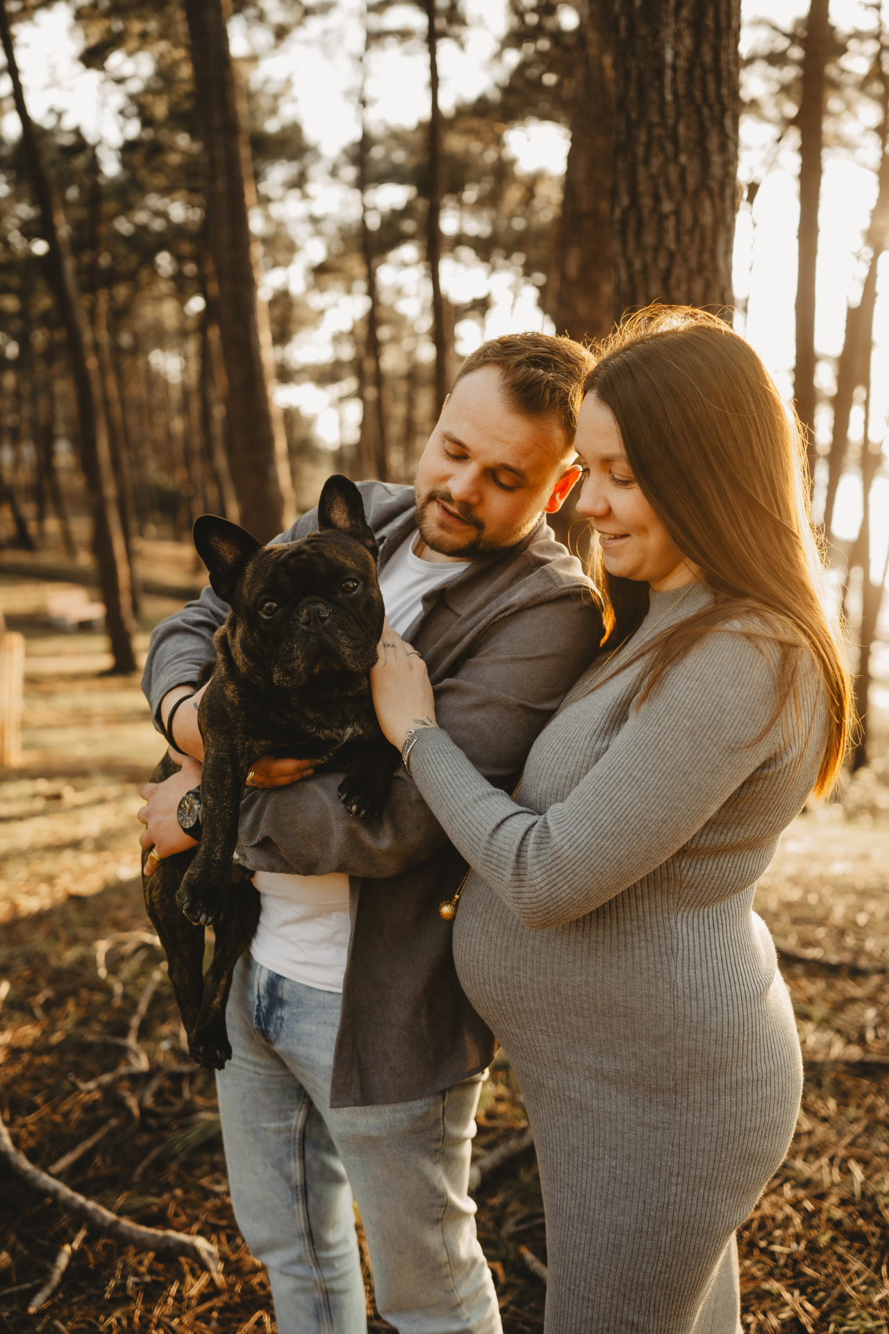 Couple enlacé sous les pins du Bassin d'Arcachon, ventre rond