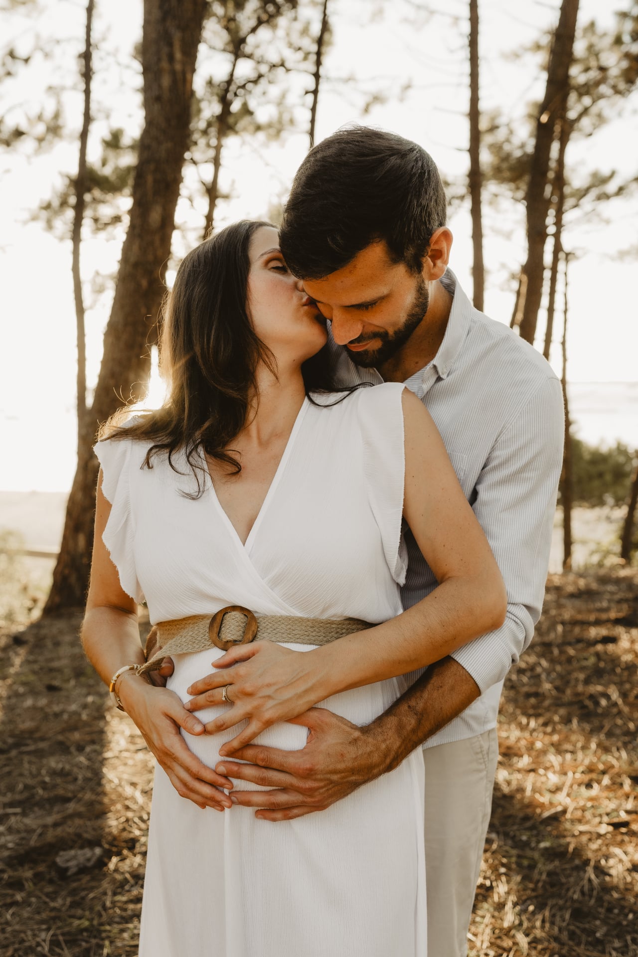 Moment tendre entre futurs parents au bord de l'eau