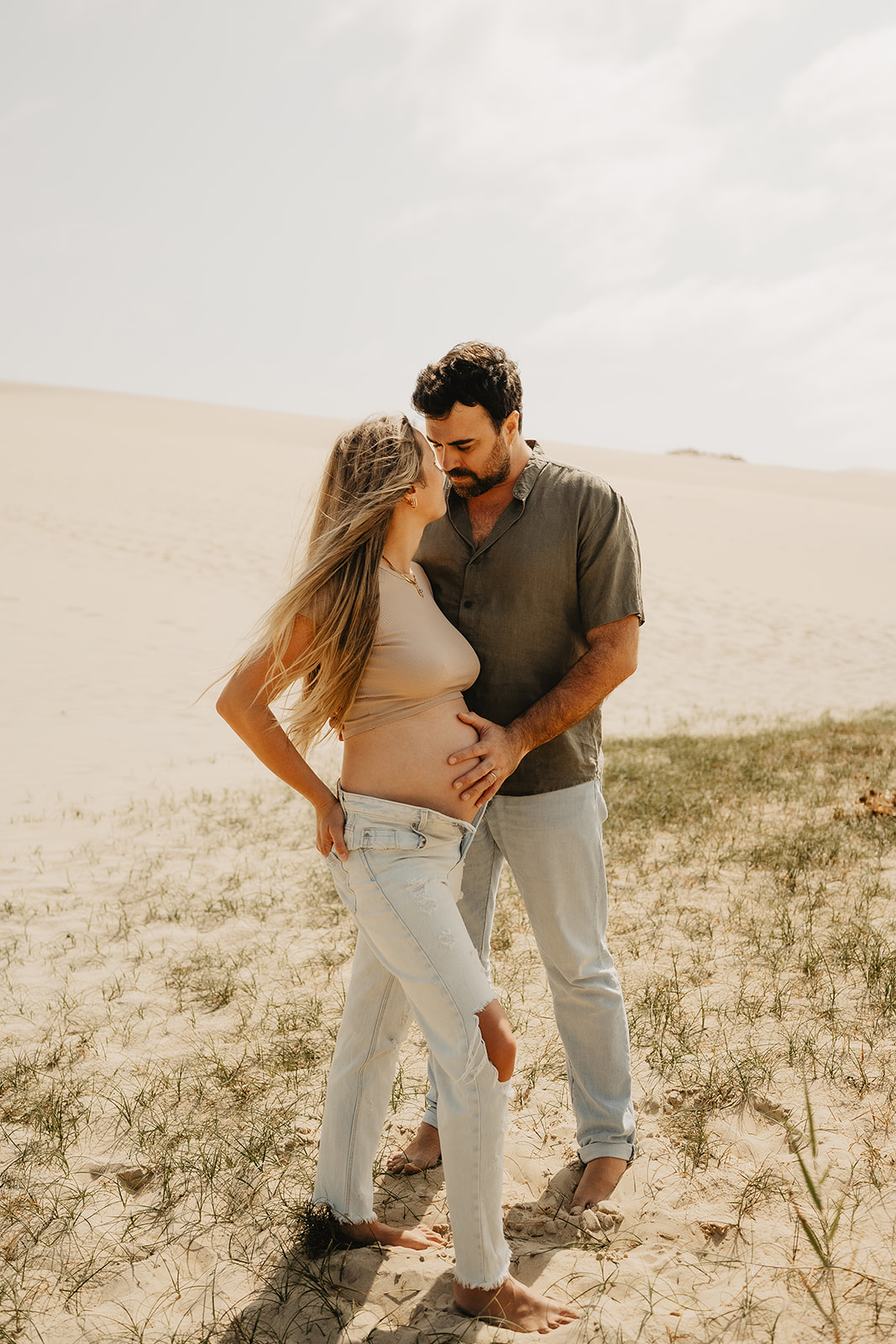 Femme enceinte au huitième mois dans une allée ombragée