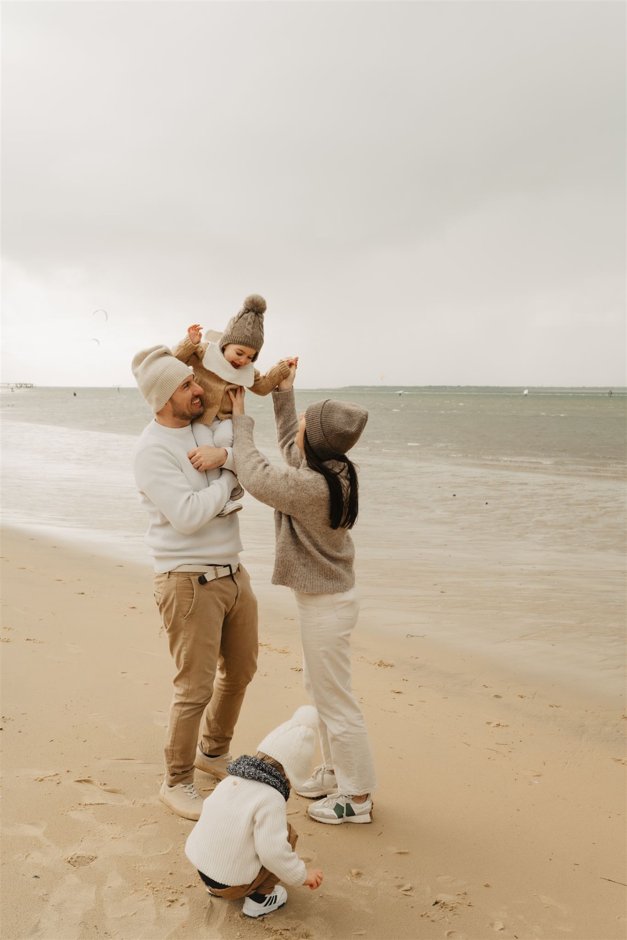 Famille en tenue d'hiver avec accessoires