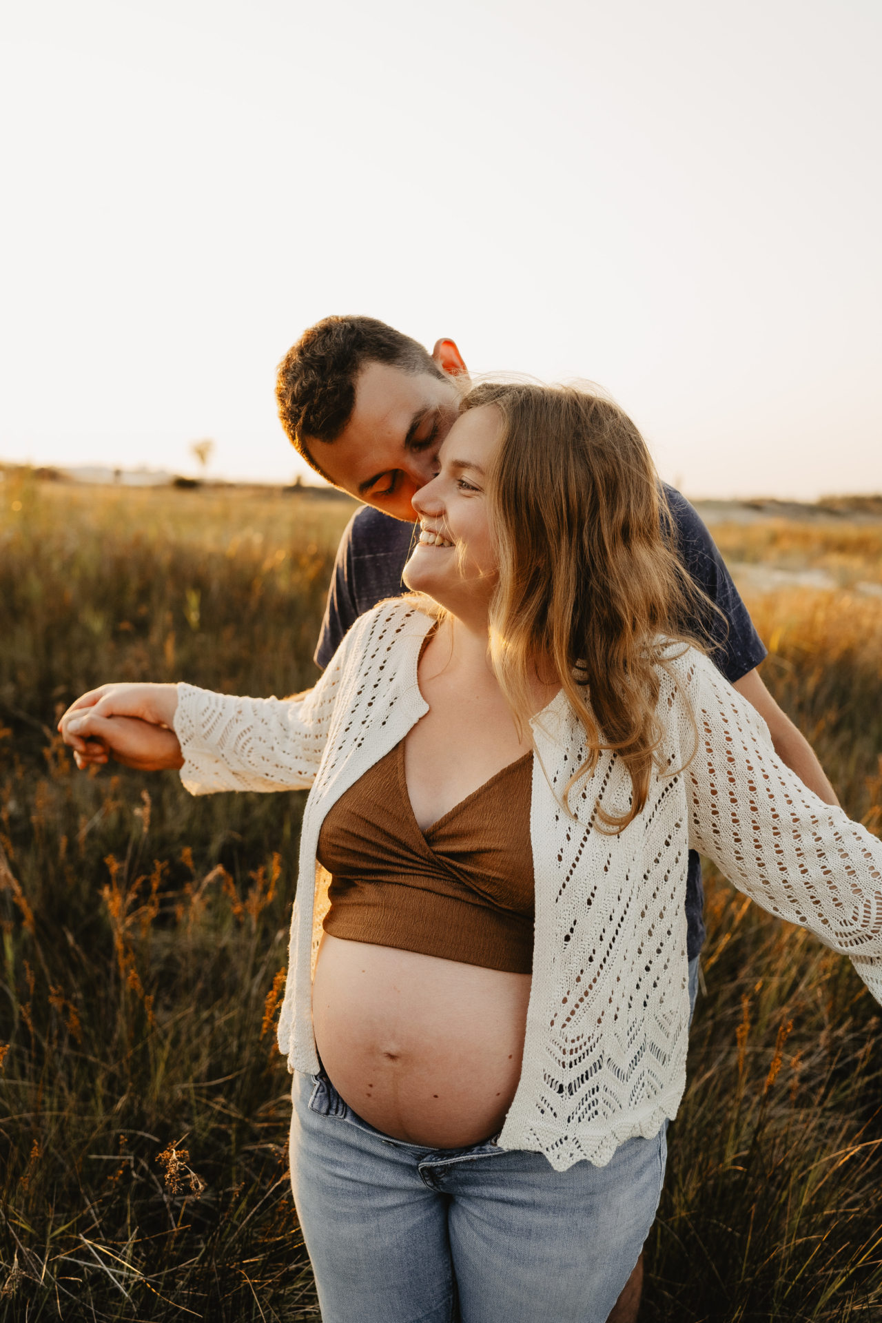 Future maman souriante entourée de verdure