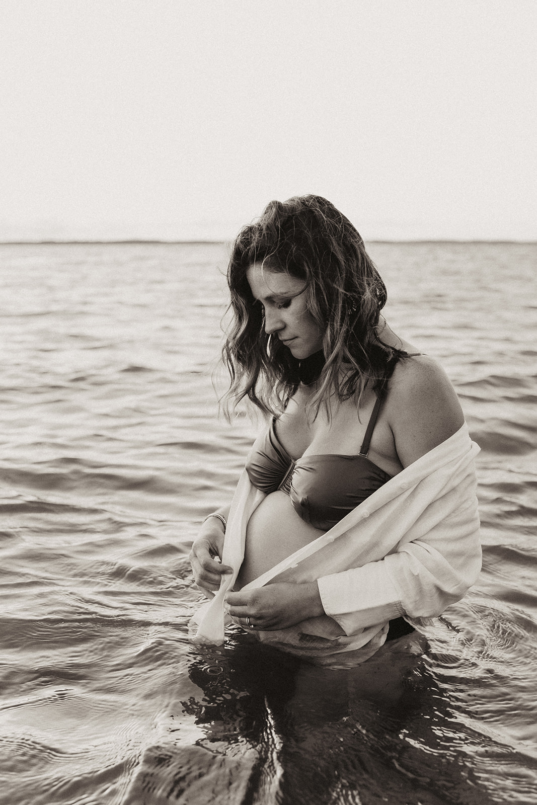 Portrait doux de future maman les yeux fermés en pleine nature