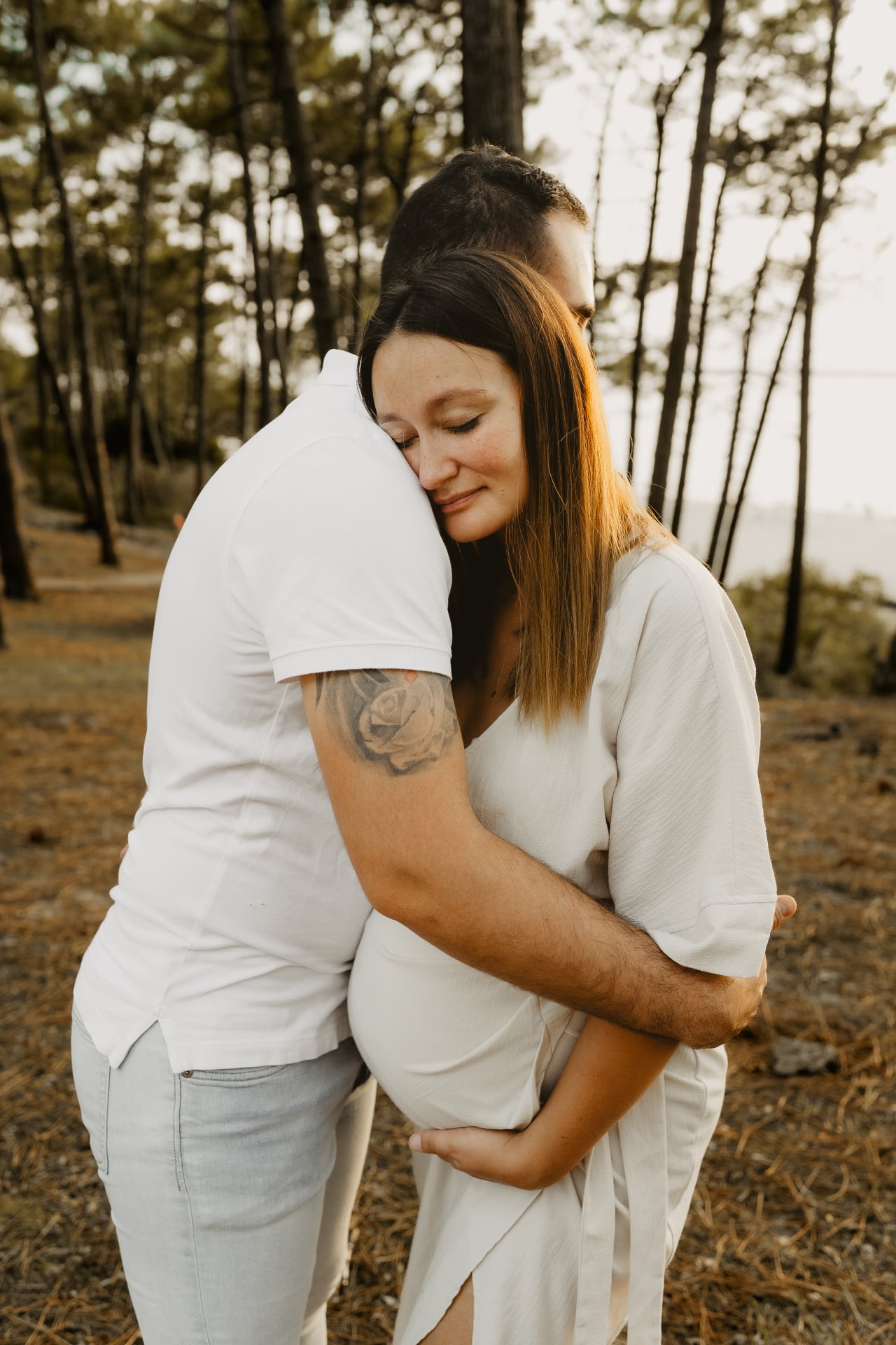 Séance photo grossesse douce en lumière dorée du soir