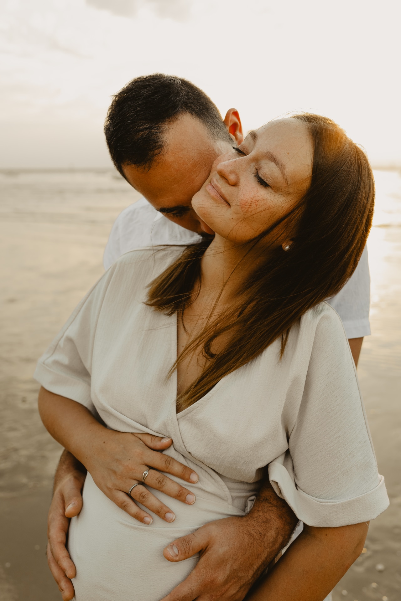 Couple enlacé attendant bébé sur le Bassin d'Arcachon